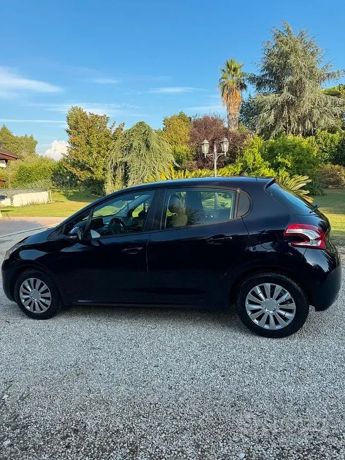 Usata Peugeot 208 Active 68 CV (50 kW) 2014 Bluazzurro Utilitaria