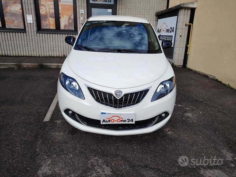 Usata Lancia Ypsilon Gold 69 CV (50 kW) 2023 Bianco gelato pastello Utilitaria
