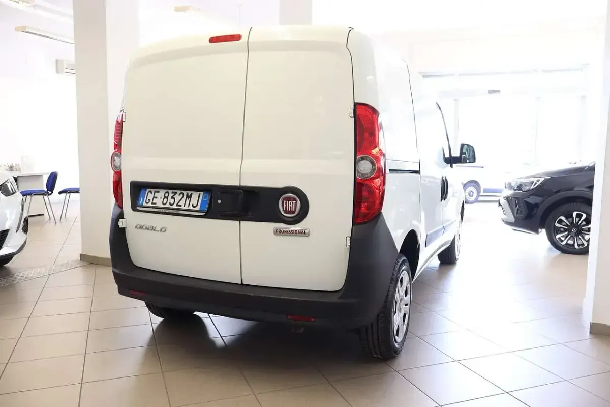Usata Fiat Doblò Lounge 105 CV (77 kW) 2021 Bianco Monovolume