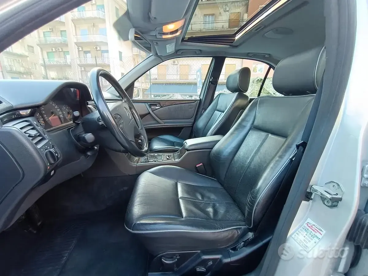 Usata Mercedes E320 Avantgarde 197 CV (144 kW) 2000 Grigio Berlina
