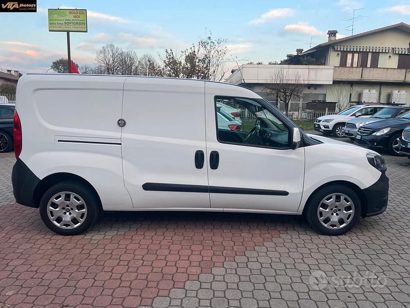 Usata Fiat Doblò Easy 105 CV (77 kW) 2018 Bianco gelato Monovolume