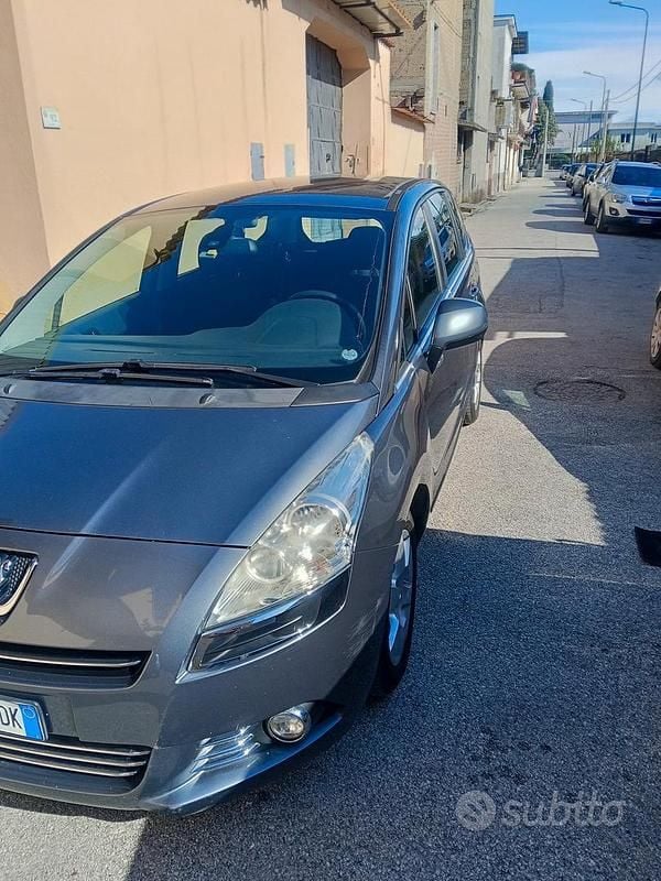 Usata Peugeot 5008 Active 112 CV (82 kW) 2011 Grigio Monovolume