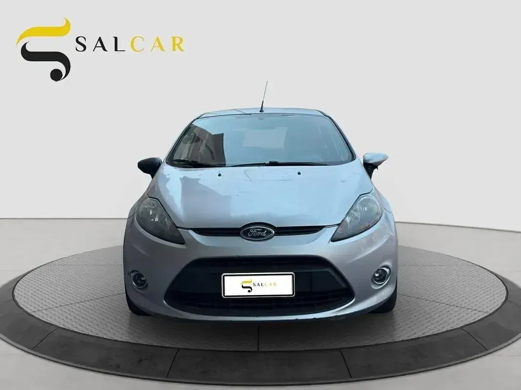 Usata Ford Fiesta 82 CV (60 kW) 2012 Argento Utilitaria