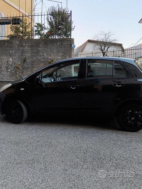 Usata Toyota Yaris Sol 69 CV (50 kW) 2007 Nero Utilitaria