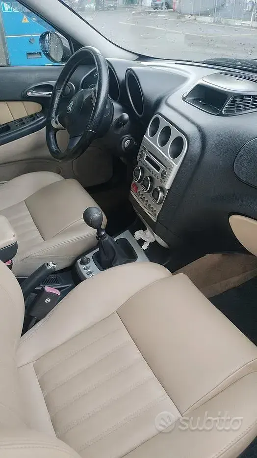 Usata Alfa Romeo 156 140 CV (102 kW) 2004 Nero Berlina