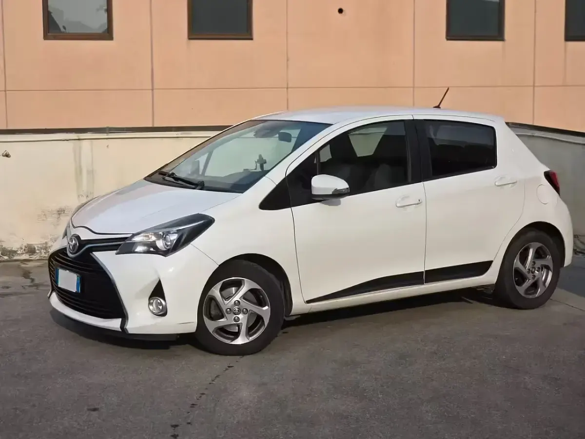 Usata Toyota Yaris Hybrid Style 73 CV (53 kW) 2015 Bianco Berlina
