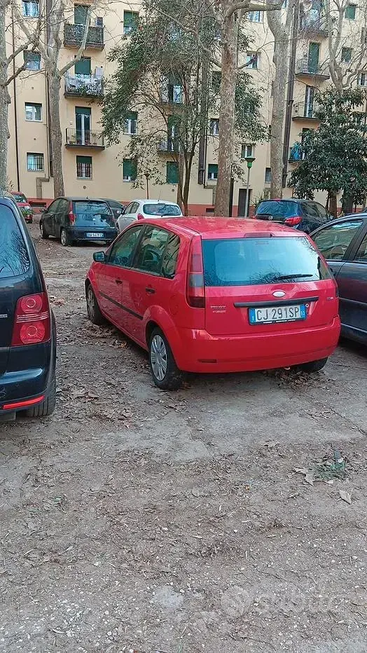 Usata Ford Fiesta 73 CV (53 kW) 2004 Rosso Utilitaria