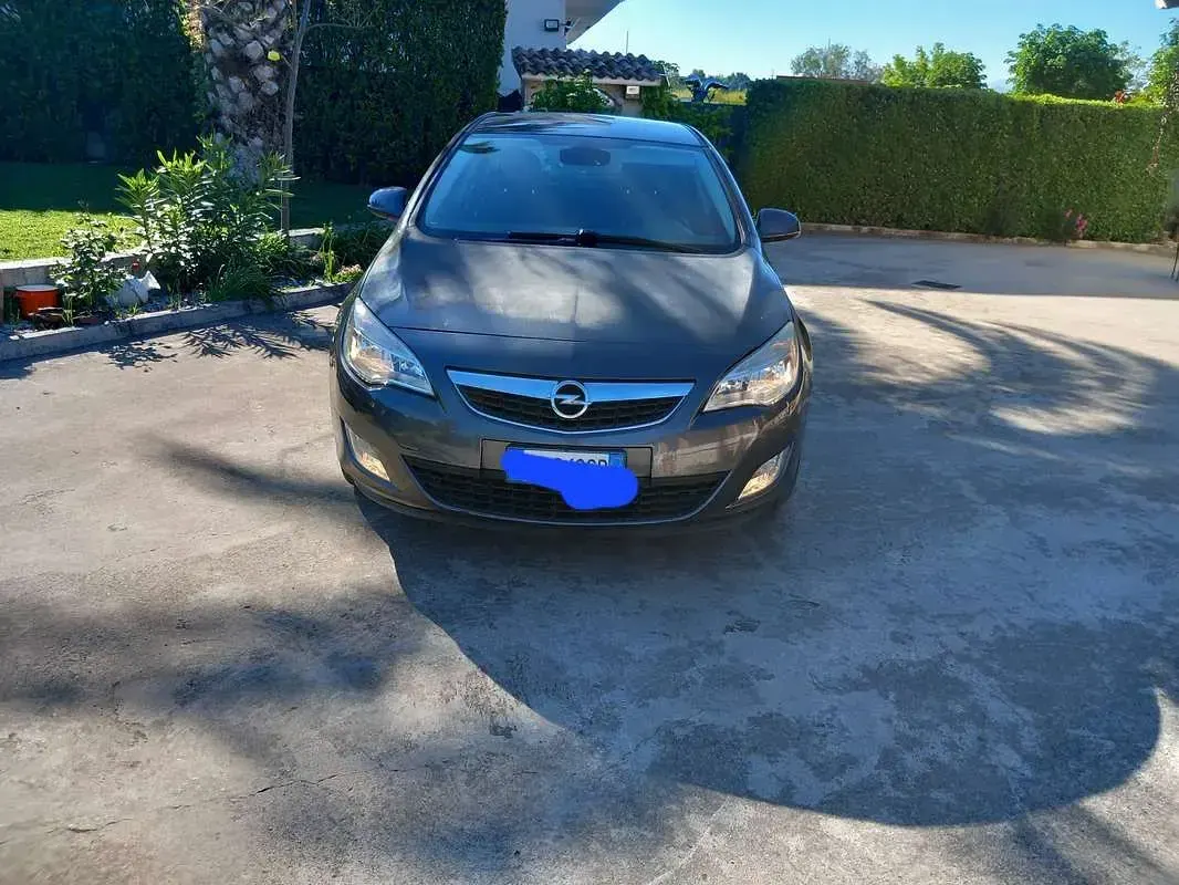 Usata Opel Astra 110 CV (80 kW) 2011 Berlina