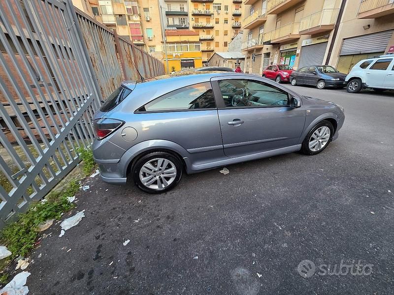 Usata Opel Astra GTC 125 CV (91 kW) 2007 Grigio Coupé