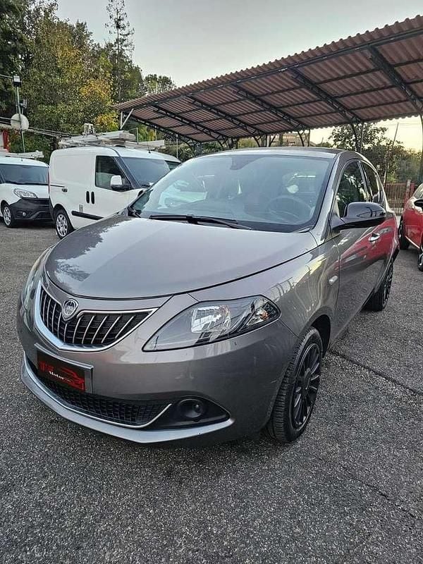 Usata Lancia Ypsilon Silver 69 CV (50 kW) 2022 Grigio Utilitaria
