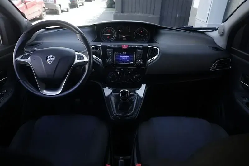 Usata Lancia Ypsilon Platinum 69 CV (50 kW) 2018 Argento Utilitaria