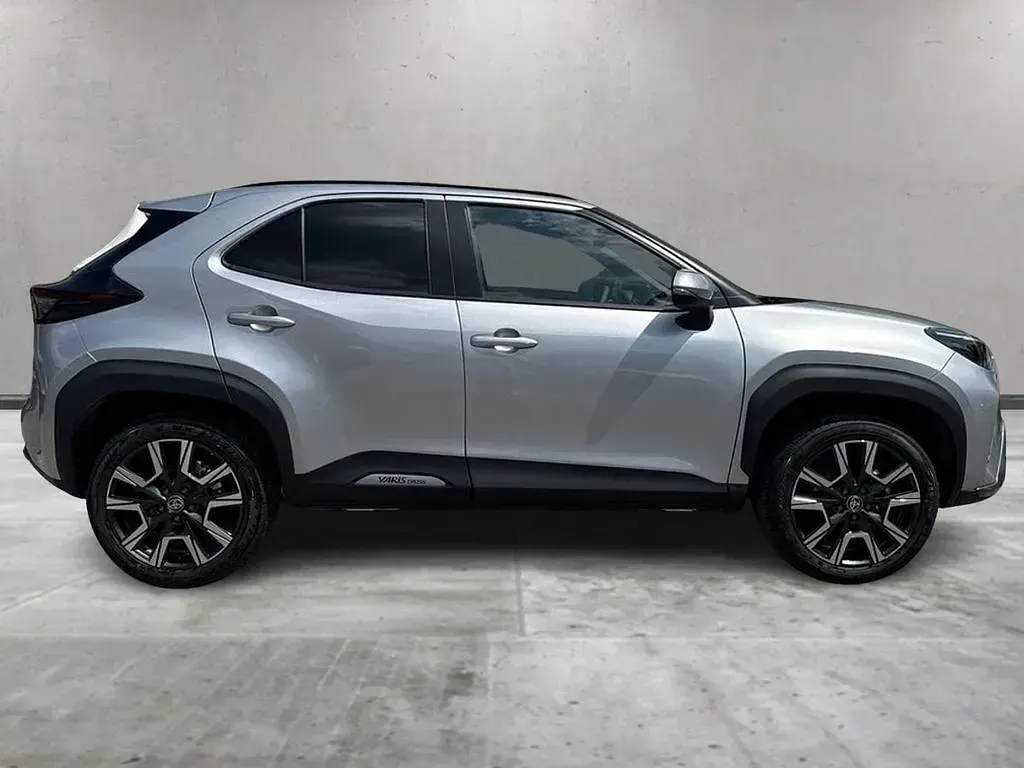 Nuova Toyota Yaris Cross Lounge 131 CV (96 kW) 2026 Grigio SUV