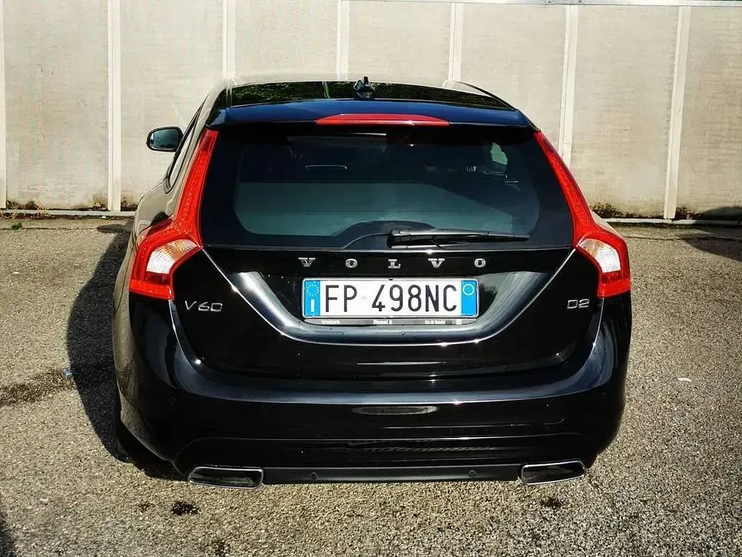 Usata Volvo V60 120 CV (88 kW) 2018 Nero Station wagon