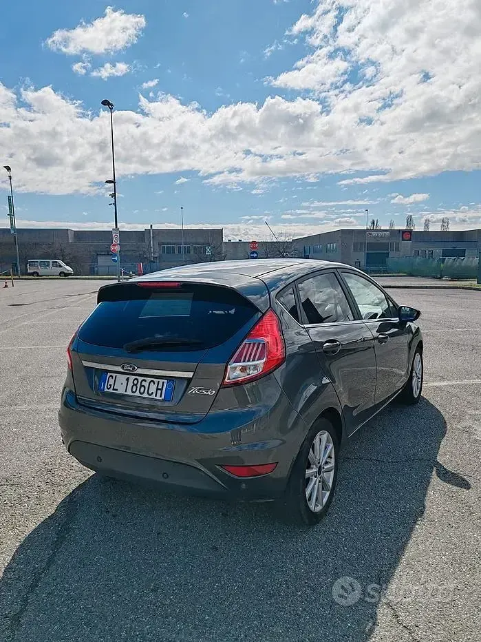 Usata Ford Fiesta Titanium 100 CV (73 kW) 2017 Grigio Utilitaria