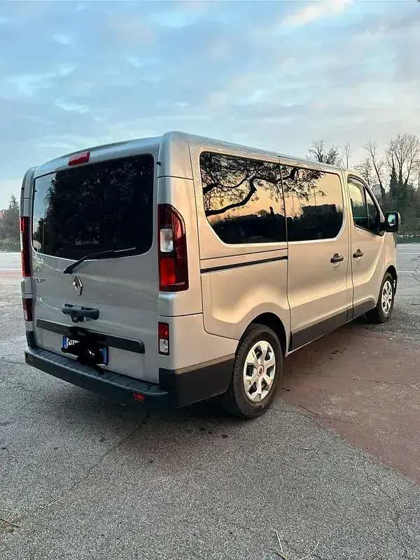 Usata Renault Trafic 150 CV (110 kW) 2024 Argento Monovolume