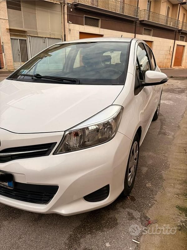 Usata Toyota Yaris 90 CV (66 kW) 2013 Bianco Utilitaria