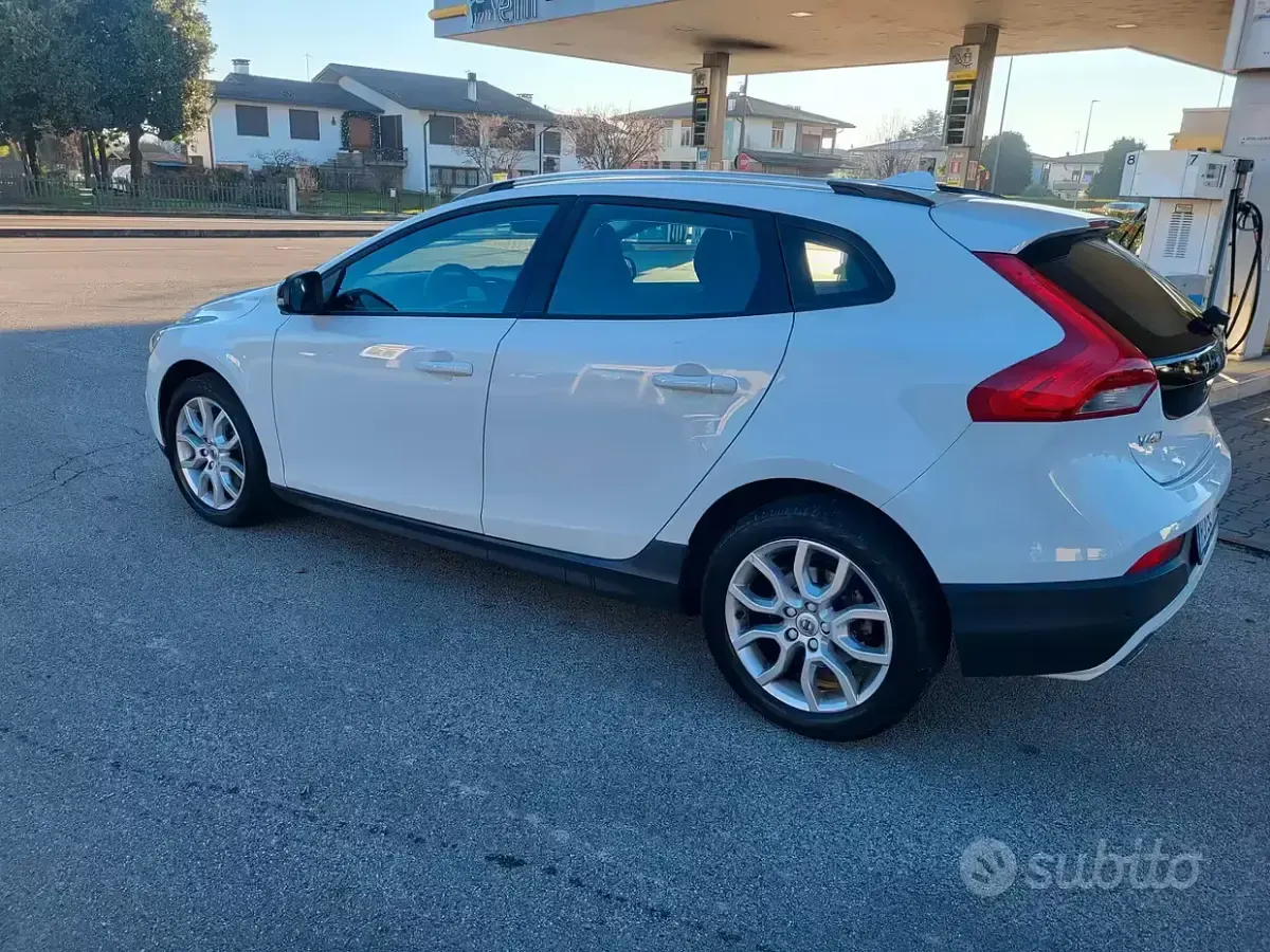 Usado Volvo V40 120 CV (88 kW) 2017 Blanco Berlina