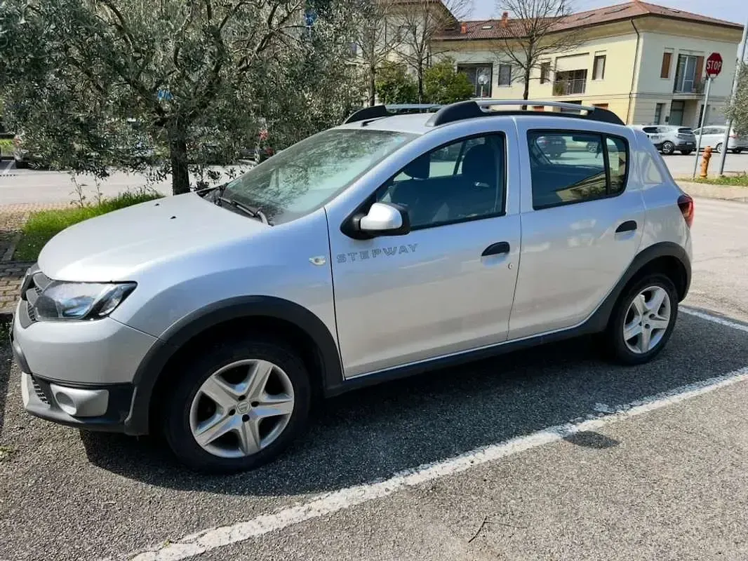 Usata Dacia Sandero Stepway 90 CV (66 kW) 2014 Argento Berlina
