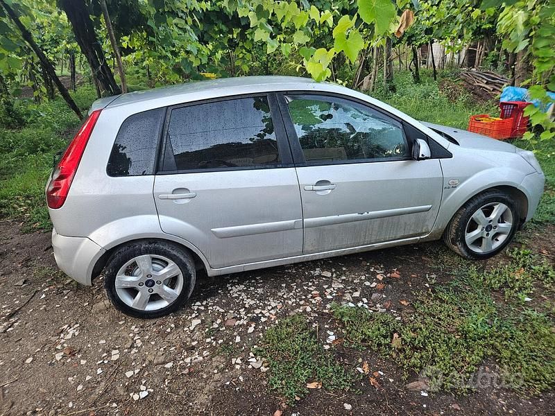 Grigio Usata 2008 Ford Fiesta Due volumi | 1399 € (Molto cara) - Immagine 1/4