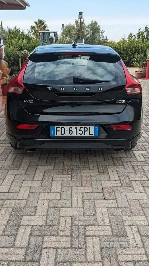 Usata Volvo V40 120 CV (88 kW) 2016 Nero Berlina