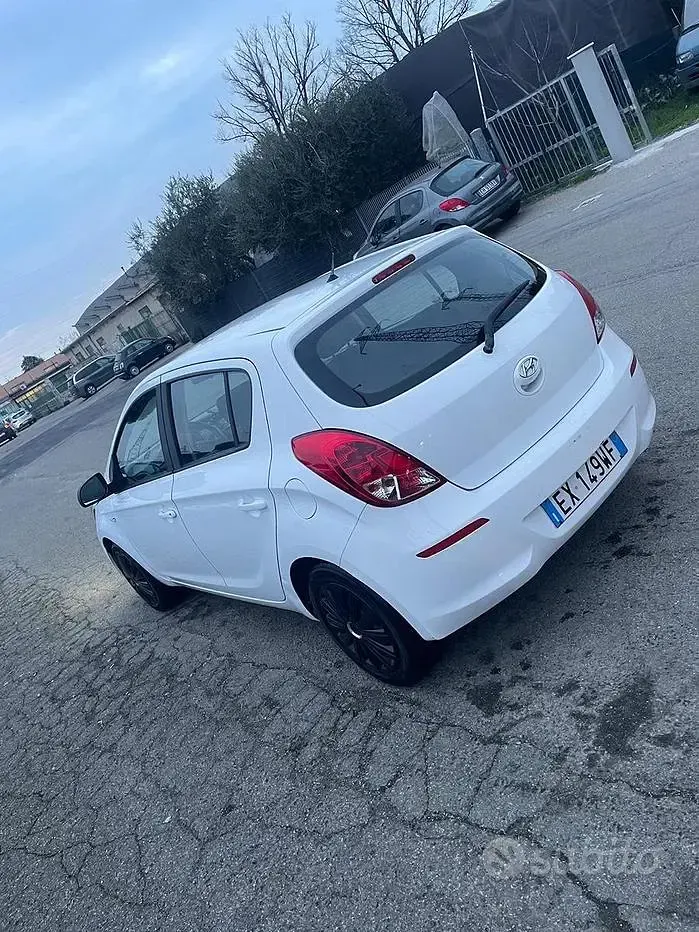 Usata Hyundai i20 78 CV (57 kW) 2014 Bianco Utilitaria