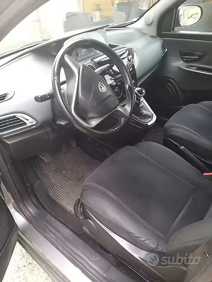 Usata Lancia Ypsilon Gold 69 CV (50 kW) 2015 Utilitaria