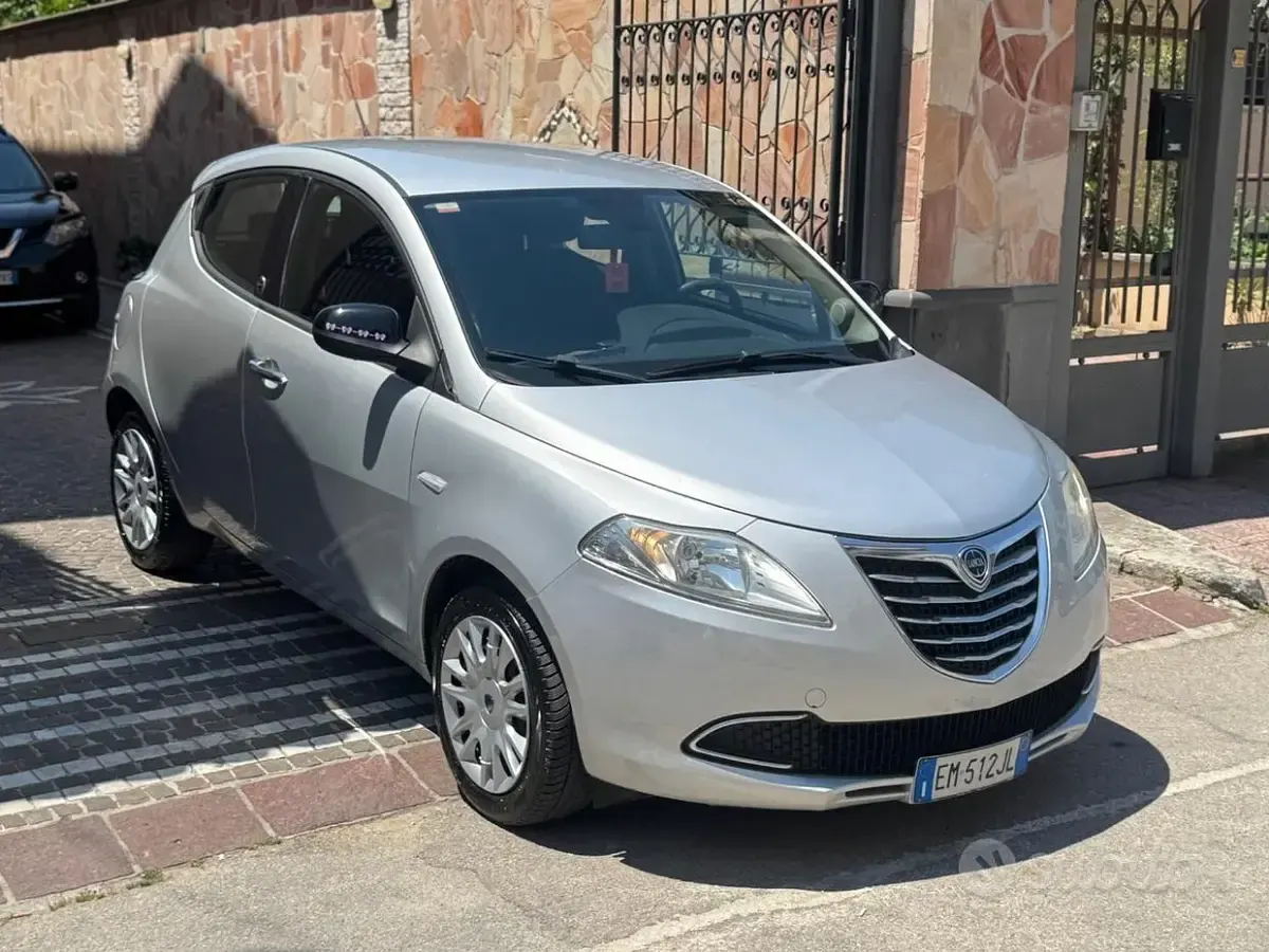 Usata Lancia Ypsilon Gold 69 CV (50 kW) 2014 Grigio Utilitaria