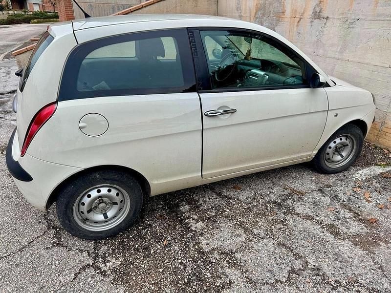 Usata Lancia Ypsilon 60 CV (44 kW) 2006 Bianco Utilitaria