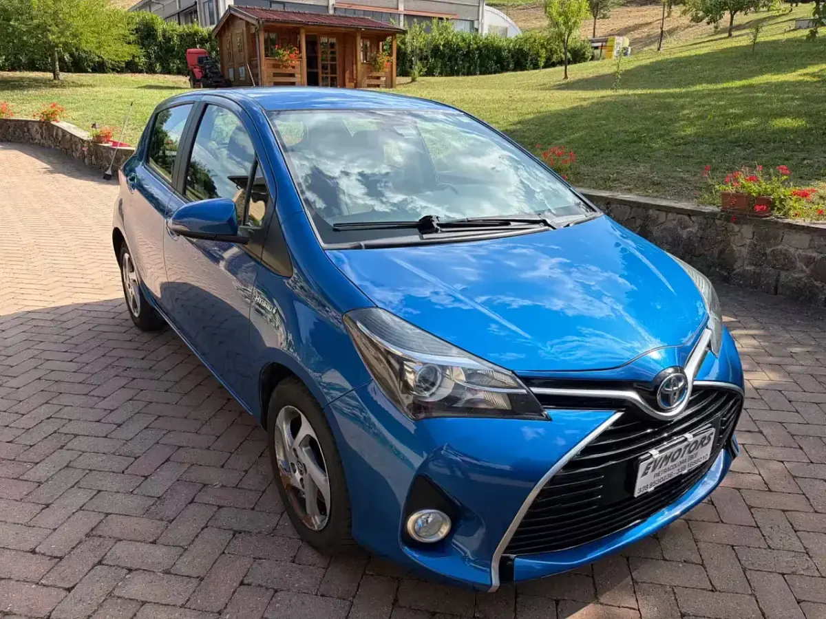 Usata Toyota Yaris Hybrid Active 73 CV (53 kW) 2016 Blu Berlina