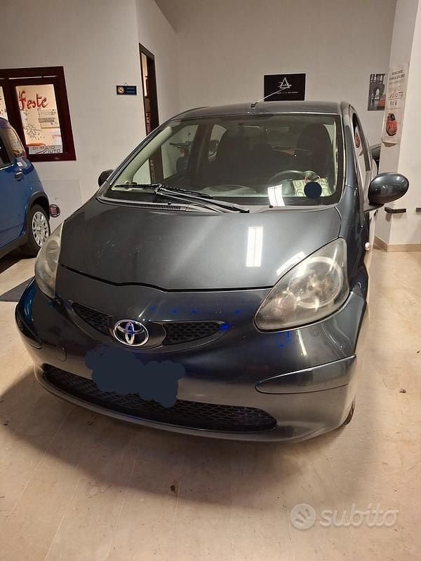Usata Toyota Aygo 54 CV (39 kW) 2007 Grigio Utilitaria