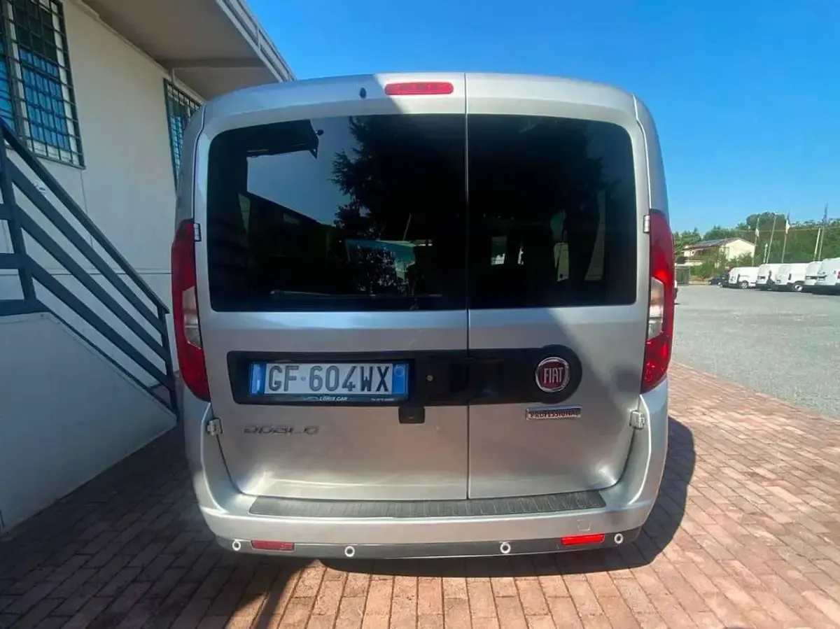 Usata Fiat Doblò Lounge 105 CV (77 kW) 2021 Argento Monovolume