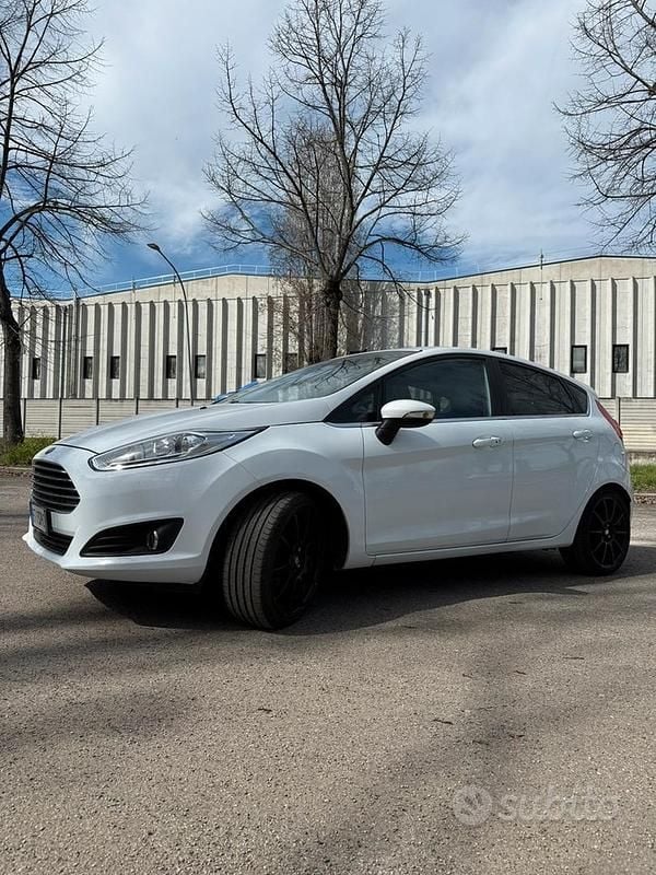Usata Ford Fiesta Titanium 75 CV (55 kW) 2014 Bianco Utilitaria