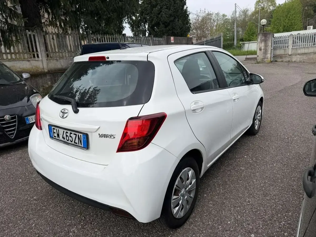 Second-hand Toyota Yaris Lounge 90 CP (66 kW) 2014 Alb Hatchback