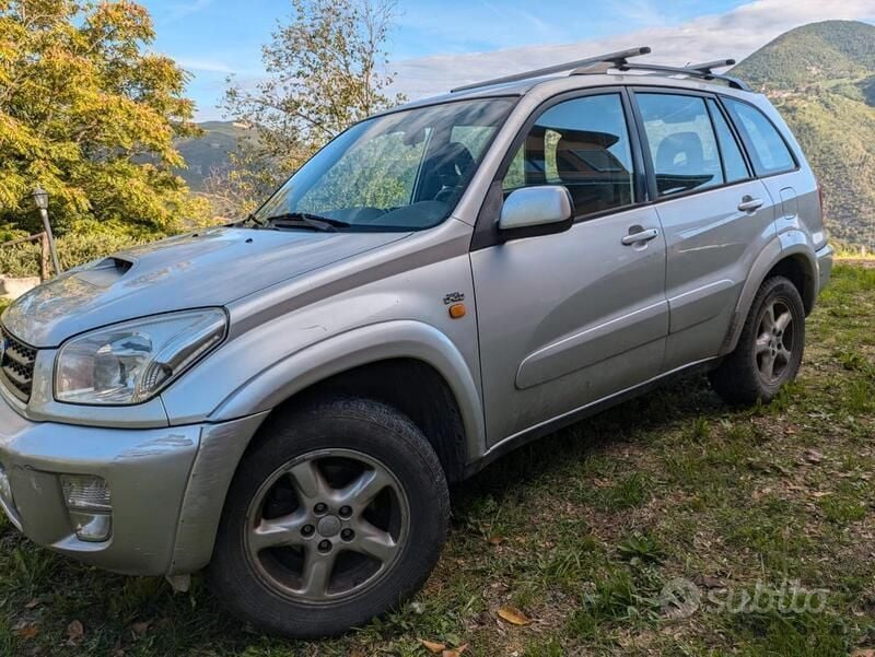 Usata Toyota RAV4 128 CV (94 kW) 2003 Argento SUV