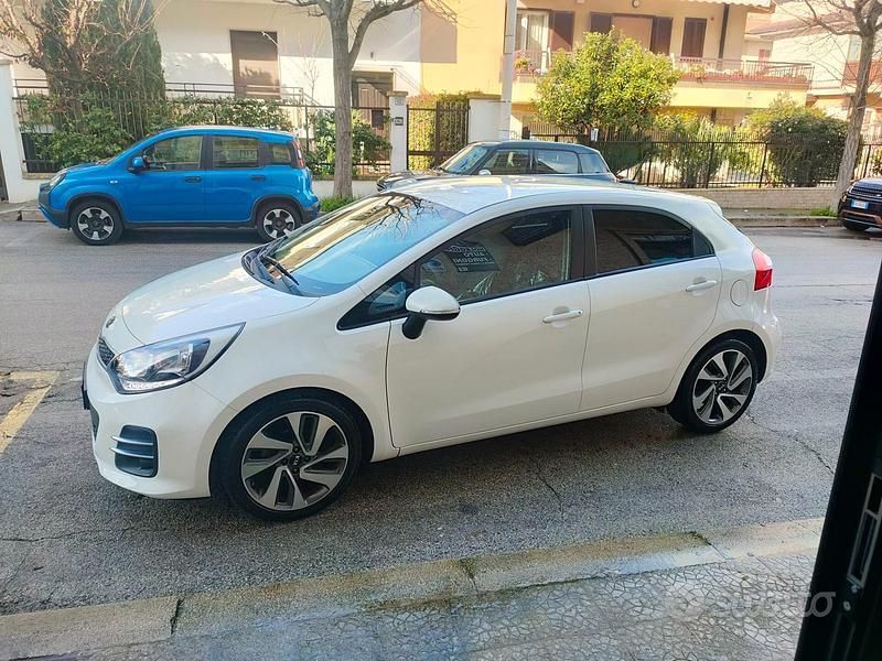 Usata Kia Rio Active 75 CV (55 kW) 2015 Bianco Berlina