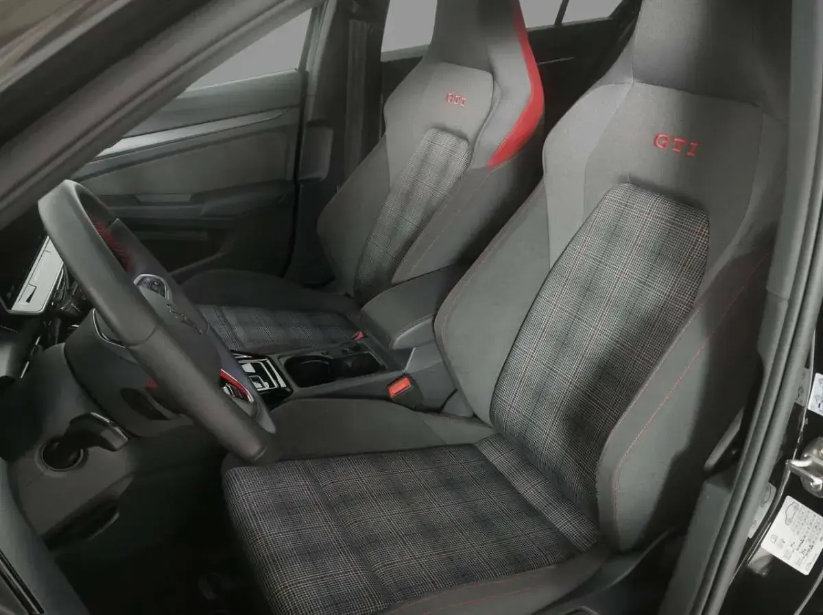 Usata VW Golf VIII GTI 265 CV (194 kW) 2025 Grenadill black Berlina