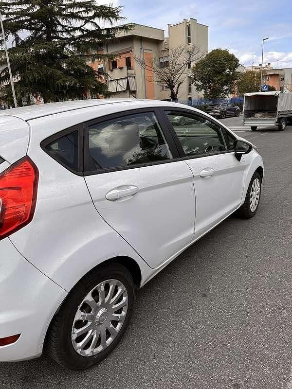Usata Ford Fiesta Business Edition 80 CV (58 kW) 2013 Bianco Utilitaria