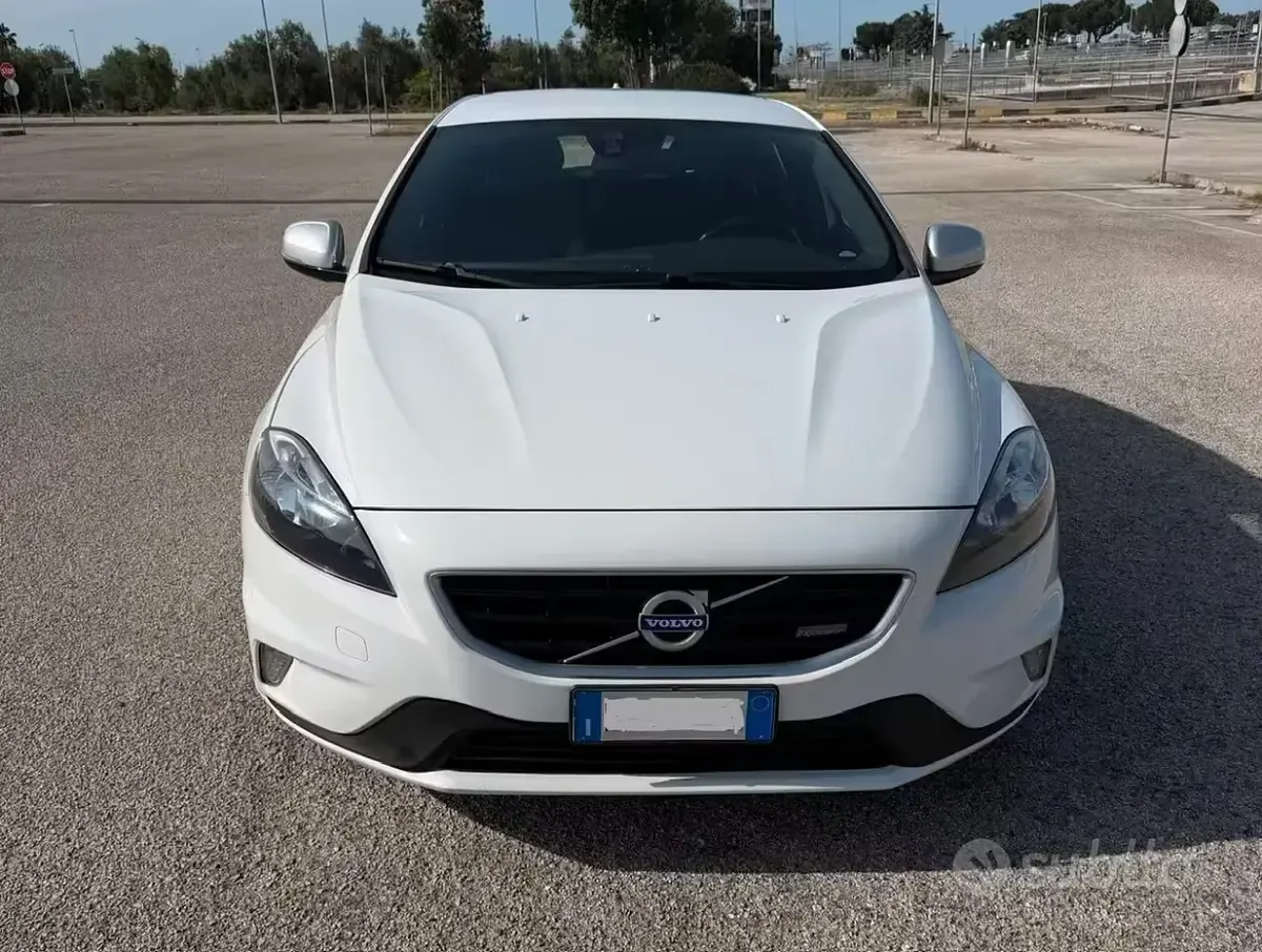 Usata Volvo V40 R-Design Kinetic 115 CV (84 kW) 2015 Bianco Berlina