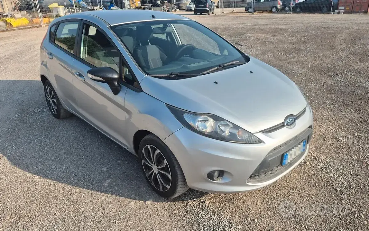 Usata Ford Fiesta 92 CV (67 kW) 2011 Grigio Berlina