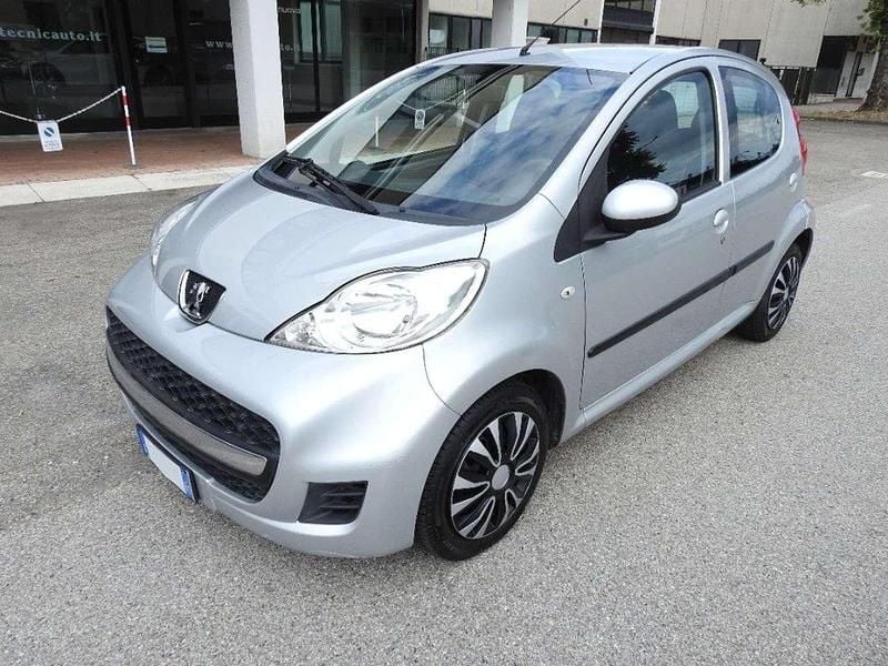 Usata Peugeot 107 Active 68 CV (50 kW) 2011 Argento metallizzato Utilitaria