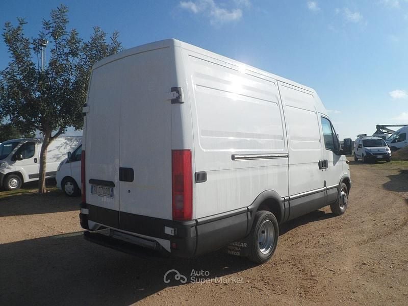 Usata Iveco Daily 110 CV (80 kW) 2002 Bianco Furgone