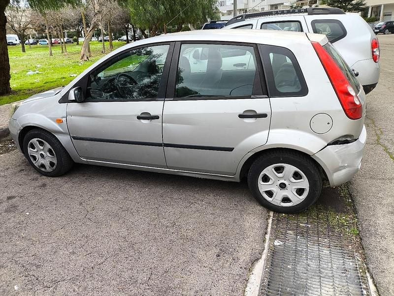 Usata Ford Fiesta 68 CV (50 kW) 2003 Grigio Utilitaria