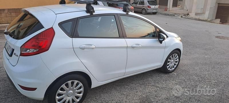 Usata Ford Fiesta 68 CV (50 kW) 2010 Bianco Berlina