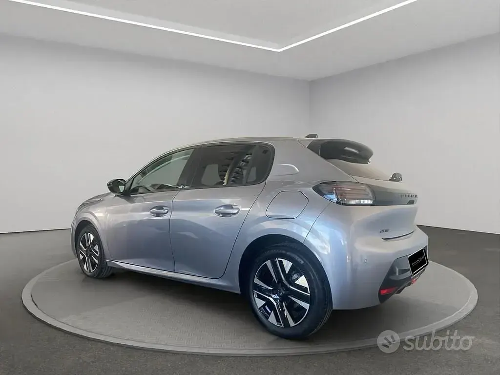Usata Peugeot 208 Allure 101 CV (74 kW) 2025 Grigio Utilitaria