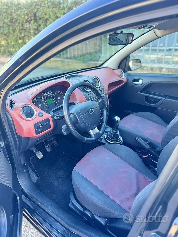 Usado Ford Fiesta 75 HP (55 kW) 2008 Preto Citadino