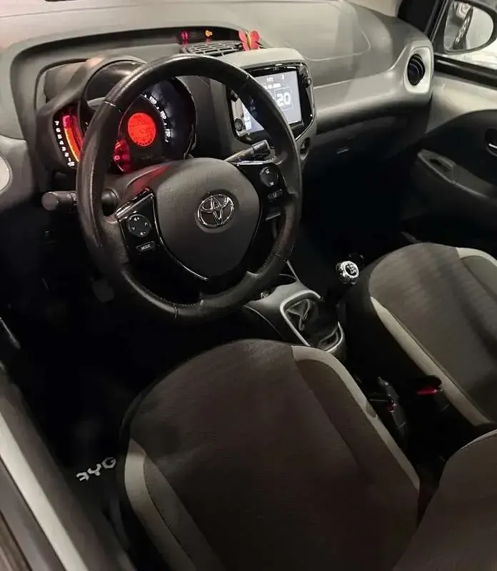 Usata Toyota Aygo Cool 72 CV (52 kW) 2020 Argento Utilitaria