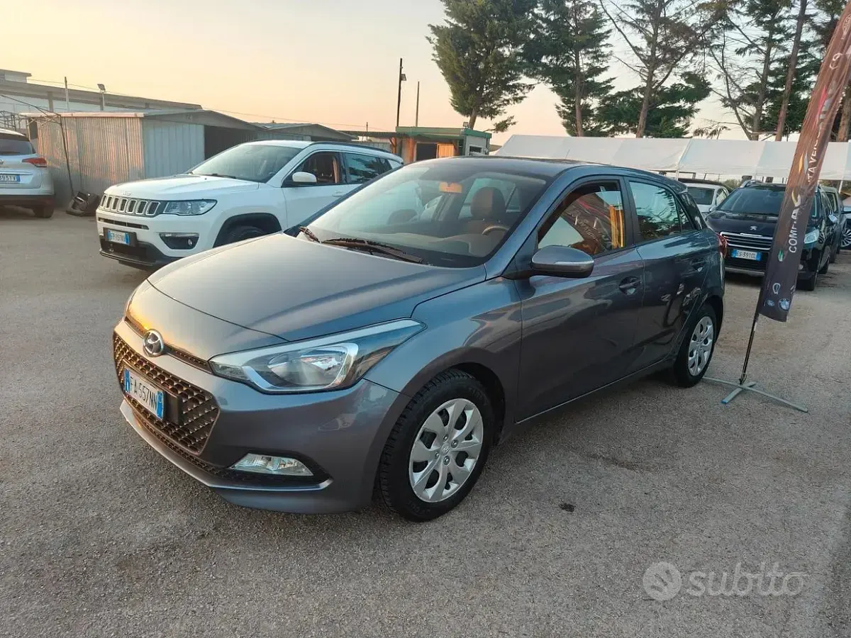 Usata Hyundai i20 Comfort 84 CV (61 kW) 2015 Grigio Berlina