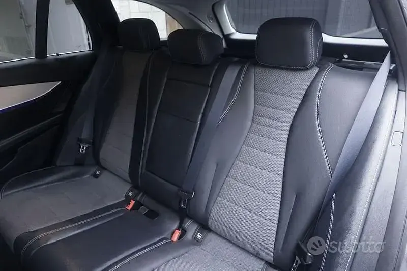 Usata Mercedes E220 Premium Plus 200 CV (147 kW) 2022 Grigio scuro Station wagon