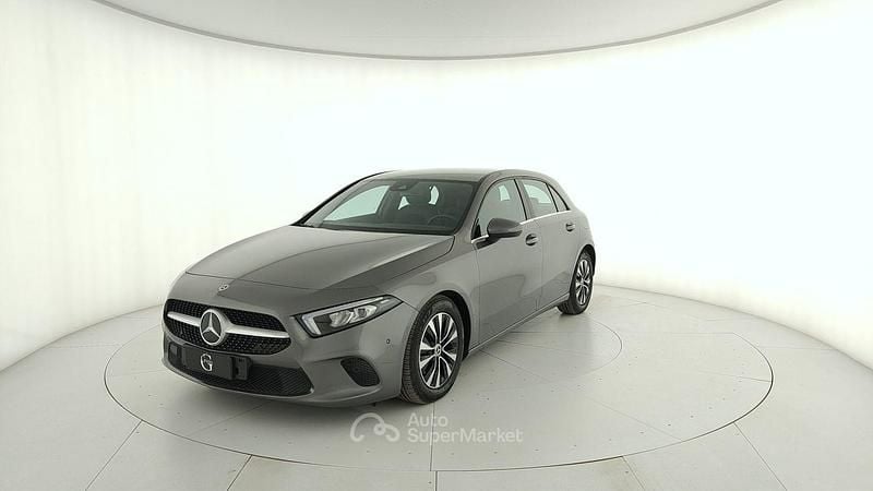 Usata Mercedes A180 116 CV (85 kW) 2022 Mountain grau metallic Berlina