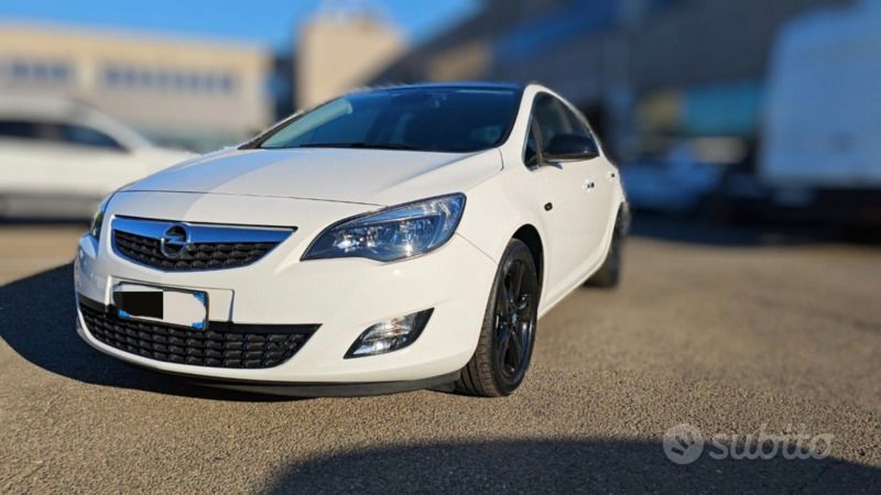 Bianco Usata 2010 Opel Astra Cosmo Tre volumi | 4800 € (Buon prezzo) - Immagine 1/4